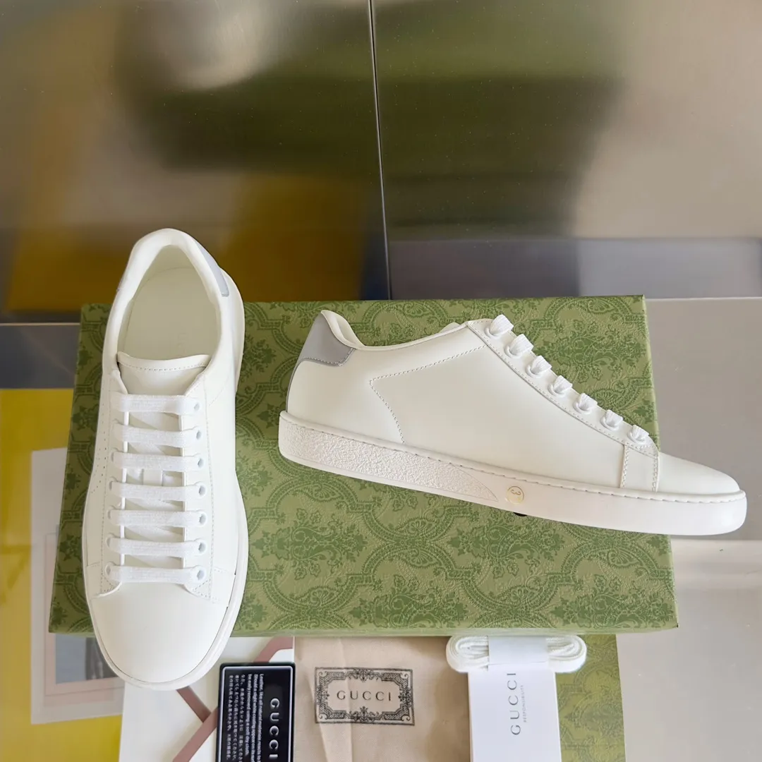 👟👟Ex-factory price 540👟👟 Men's size +10 Top version: Gucci G family classic Ace series Embroidery Little Bee White Shoes Couple Style Ribbon Love Casual Sports Shoes Sneakers Original Purchase Development Production This brand's classic low-top sports shoes interweave golden embroidered bees with red and green webbing. The bee is a classic element of the brand. It appeared in the Gucci ready-to-wear series in the 1970s. Exquisite packaging at the delivery counter🛍📦 ▪️Fabrics: Original custom imported first-layer cowhide ▪️Foots: Original custom cowhide lining ▪️Sole: Original open-molded rubber non-slip material ▪️Sole thickness: 2.5CM ▪️Size: Women's 34-41 (customized 34/41) ▪️Size: Men's 38-46 (38/46 customized)